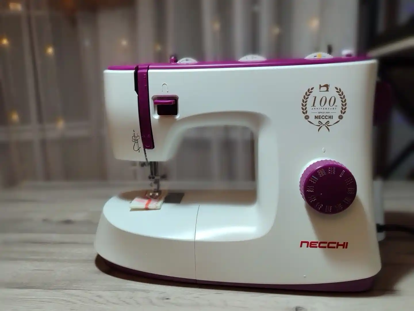 Швейная машина Necchi K132A 34 операции, автоматическая петля, металлический челнок