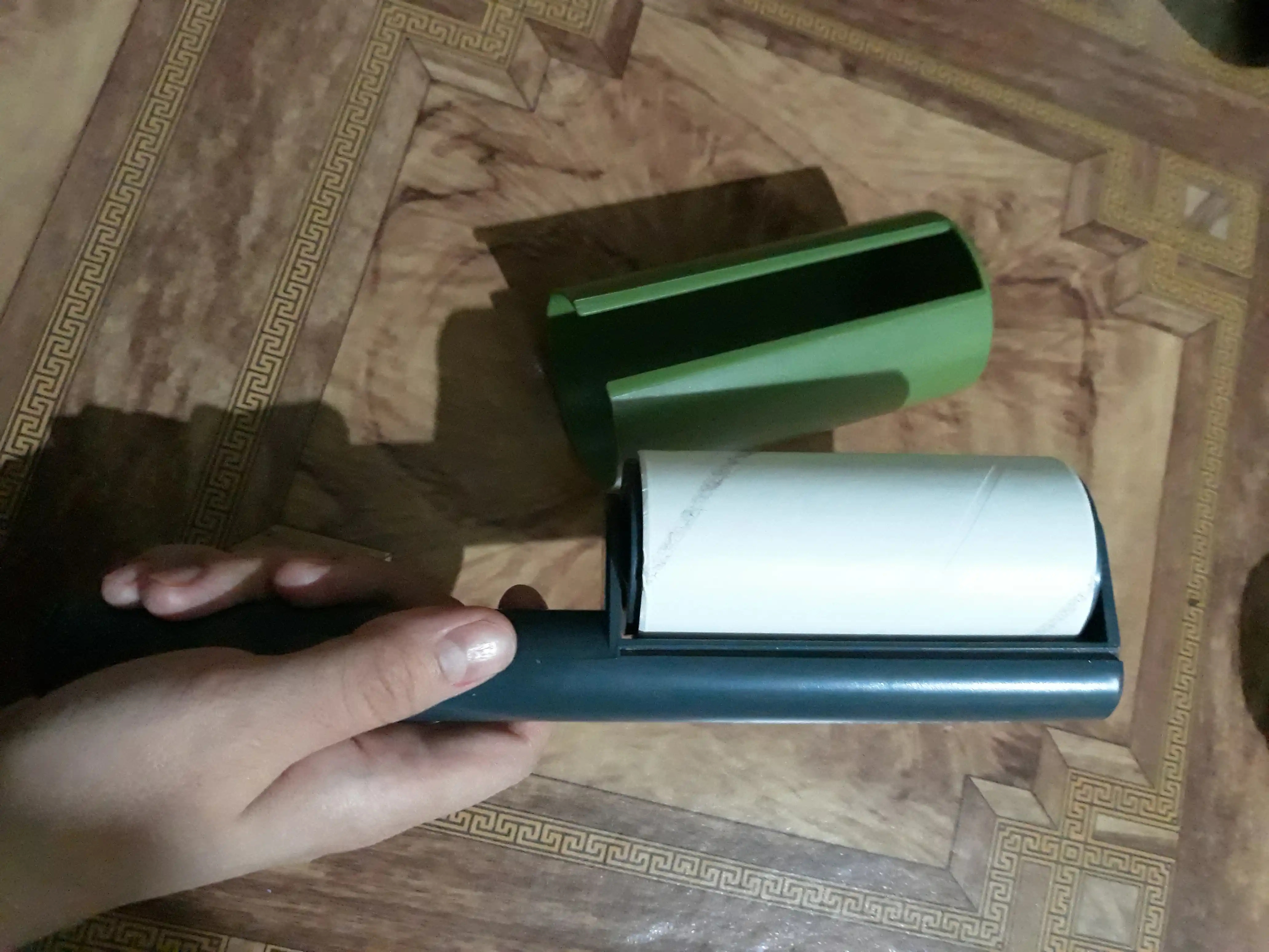 Липкий ролик для чистки одежды