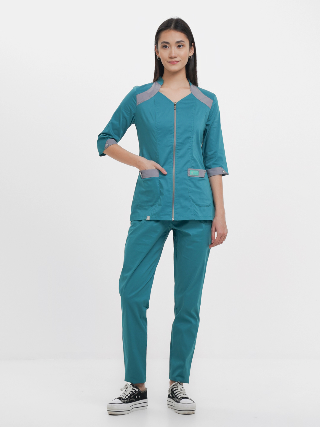 Yigit yalangoch qizga qoshilib ketdi