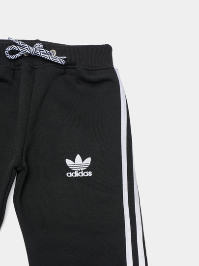 Daniy shim kiygan shahvoniy ayolning fotosurati