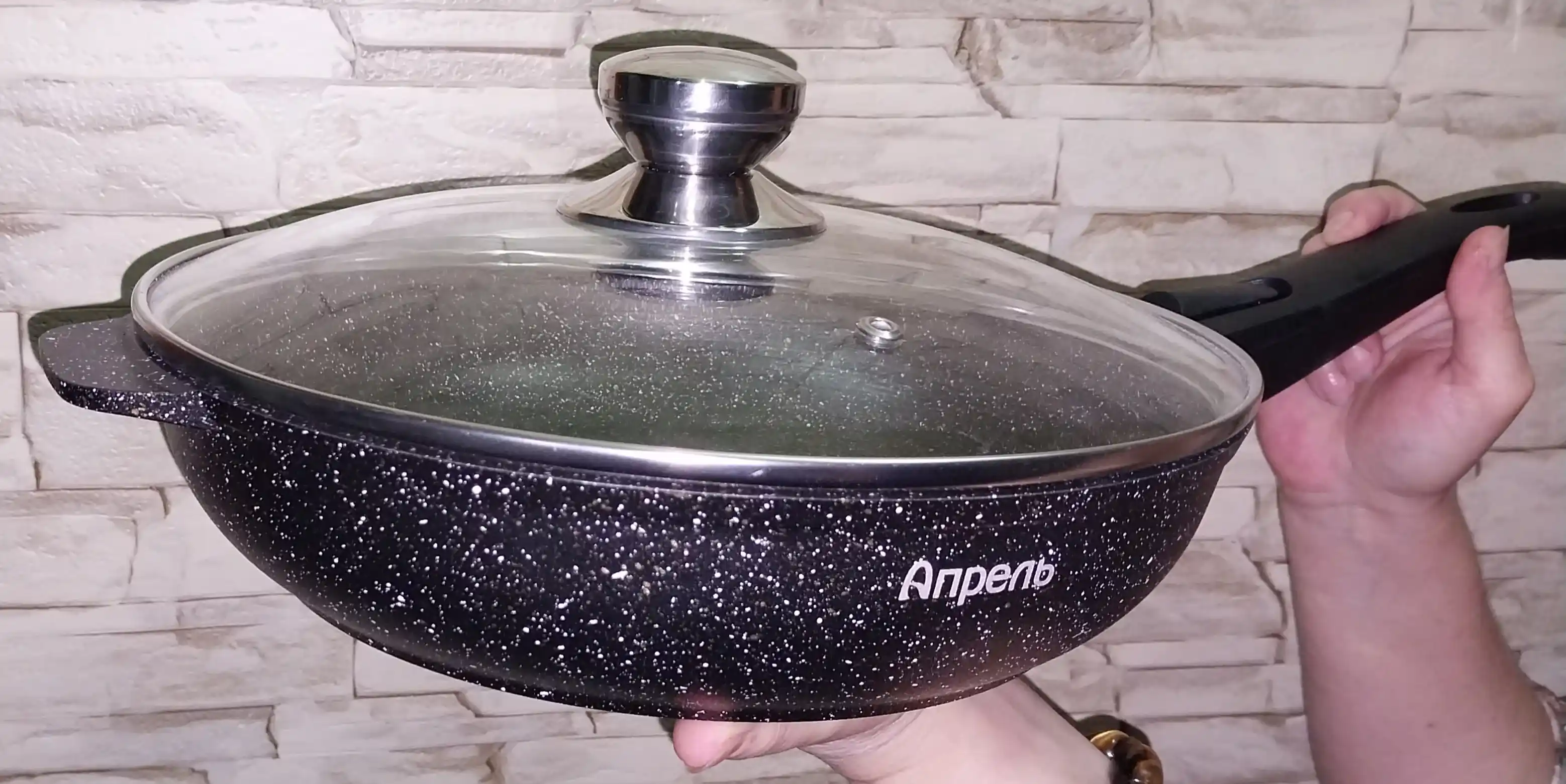 Сковорода с крышкой антипригарная Апрель, со съемной ручкой