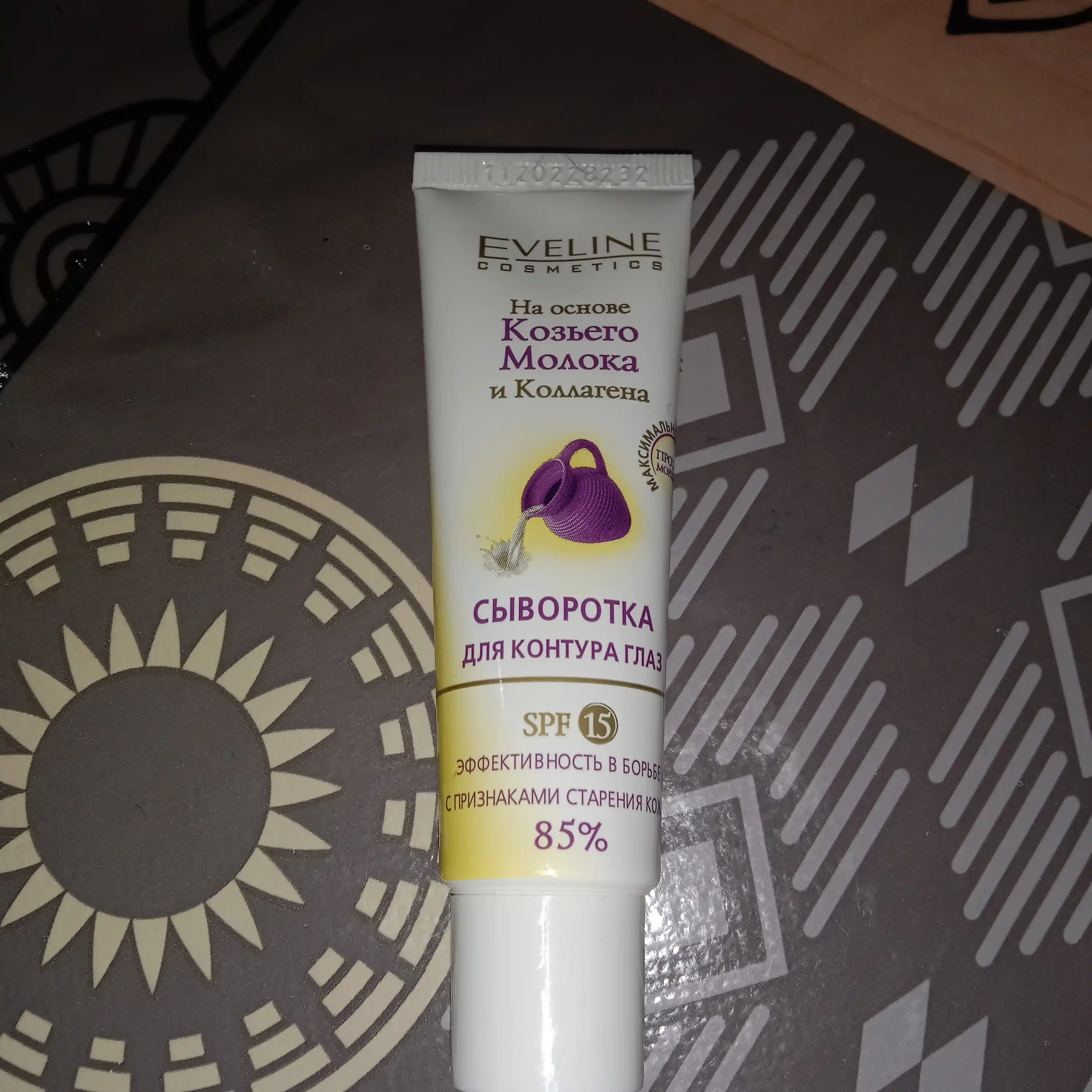 Zardob ko'z konturi uchun Eveline Echki suti, SPF15, 30 ml