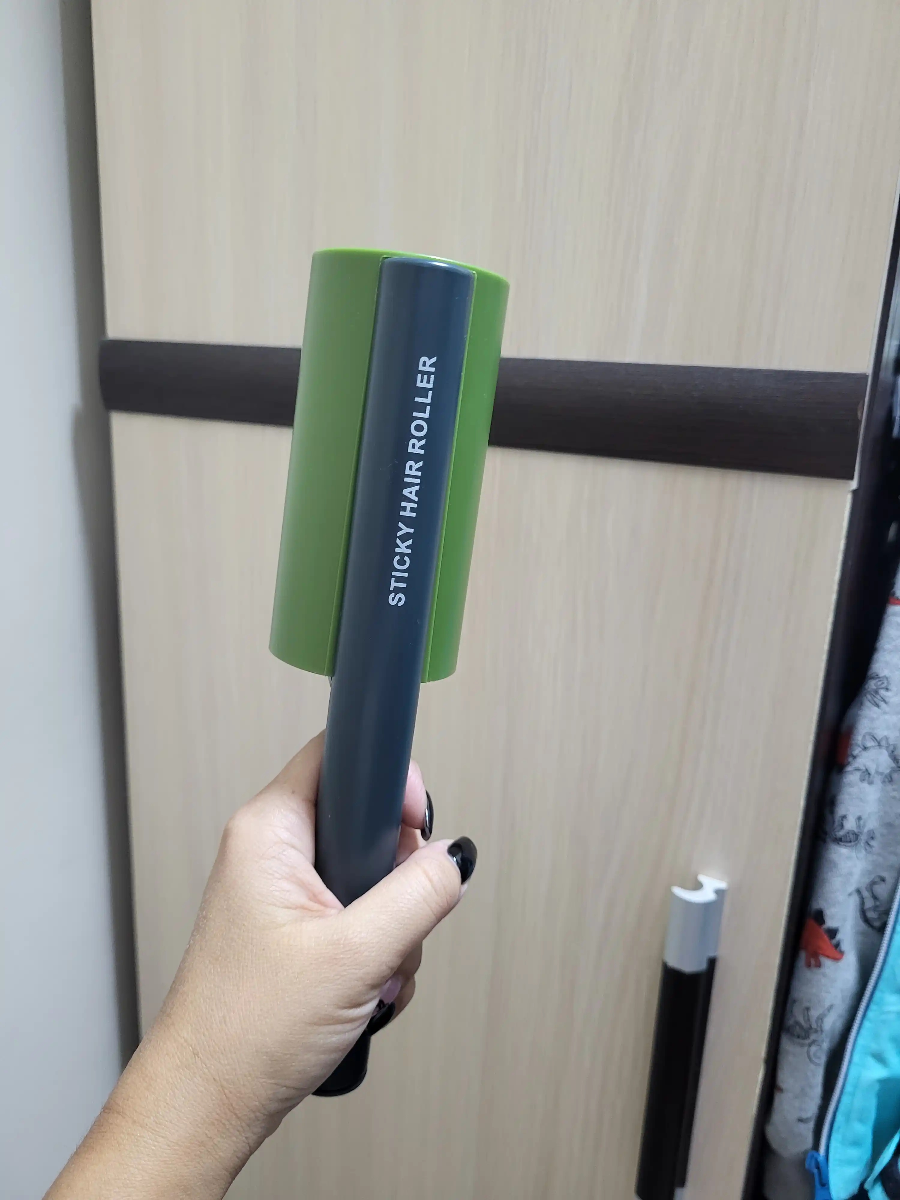 Липкий ролик для чистки одежды