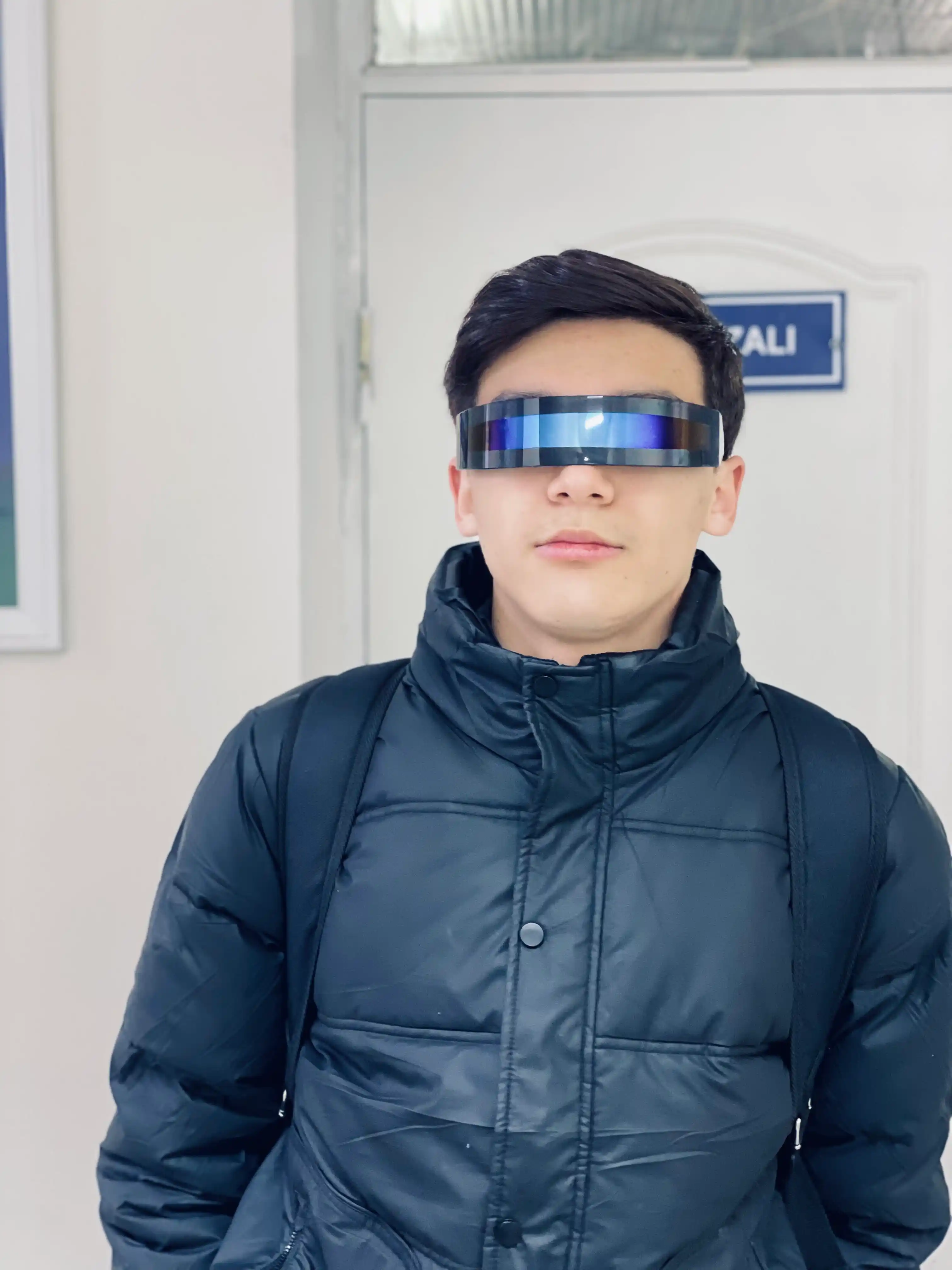 Ayollar uchun quyosh ko'zoynaklari kiberpank uslubida