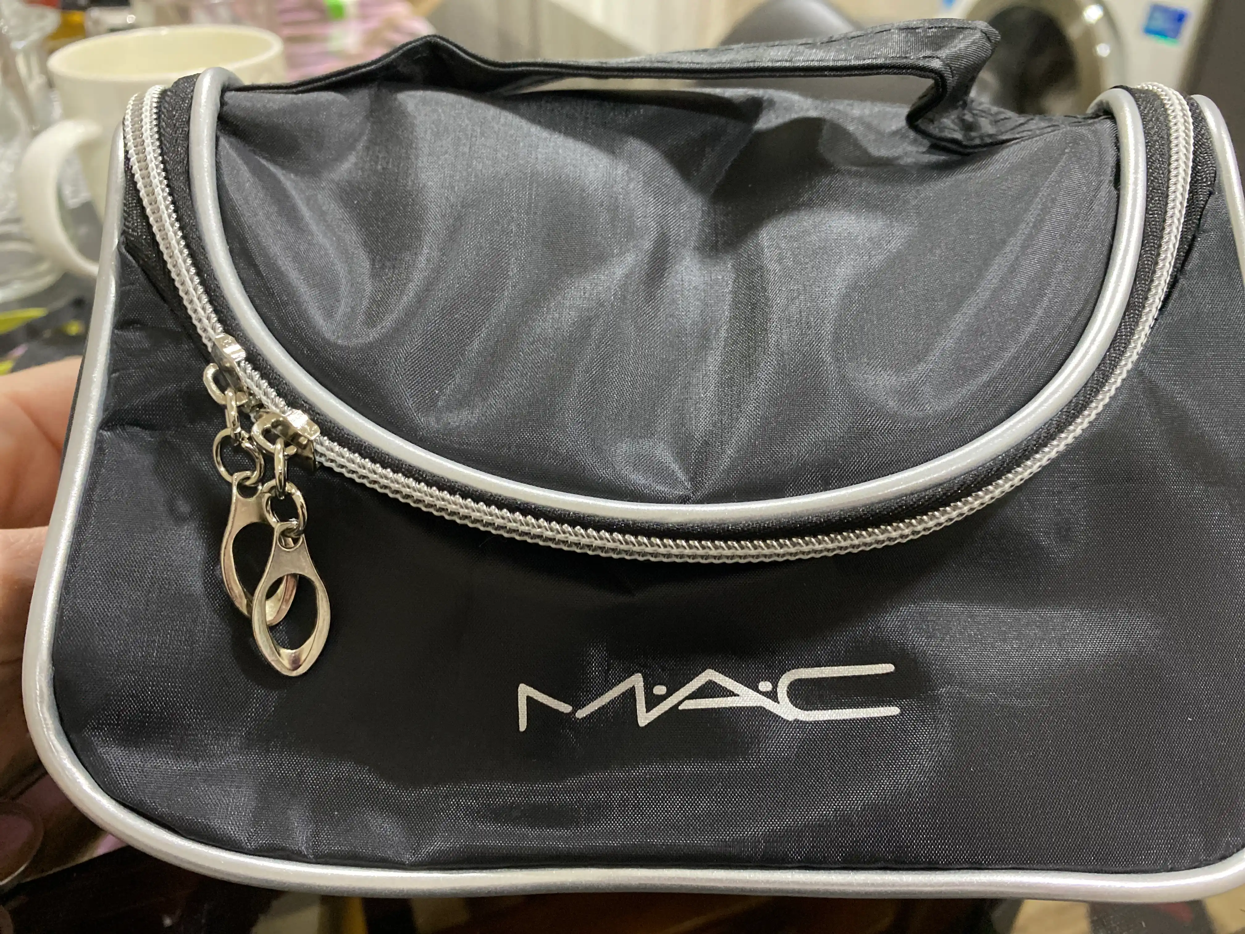 Сумка косметичка на молнии непромокаемая, с ручкой MAC