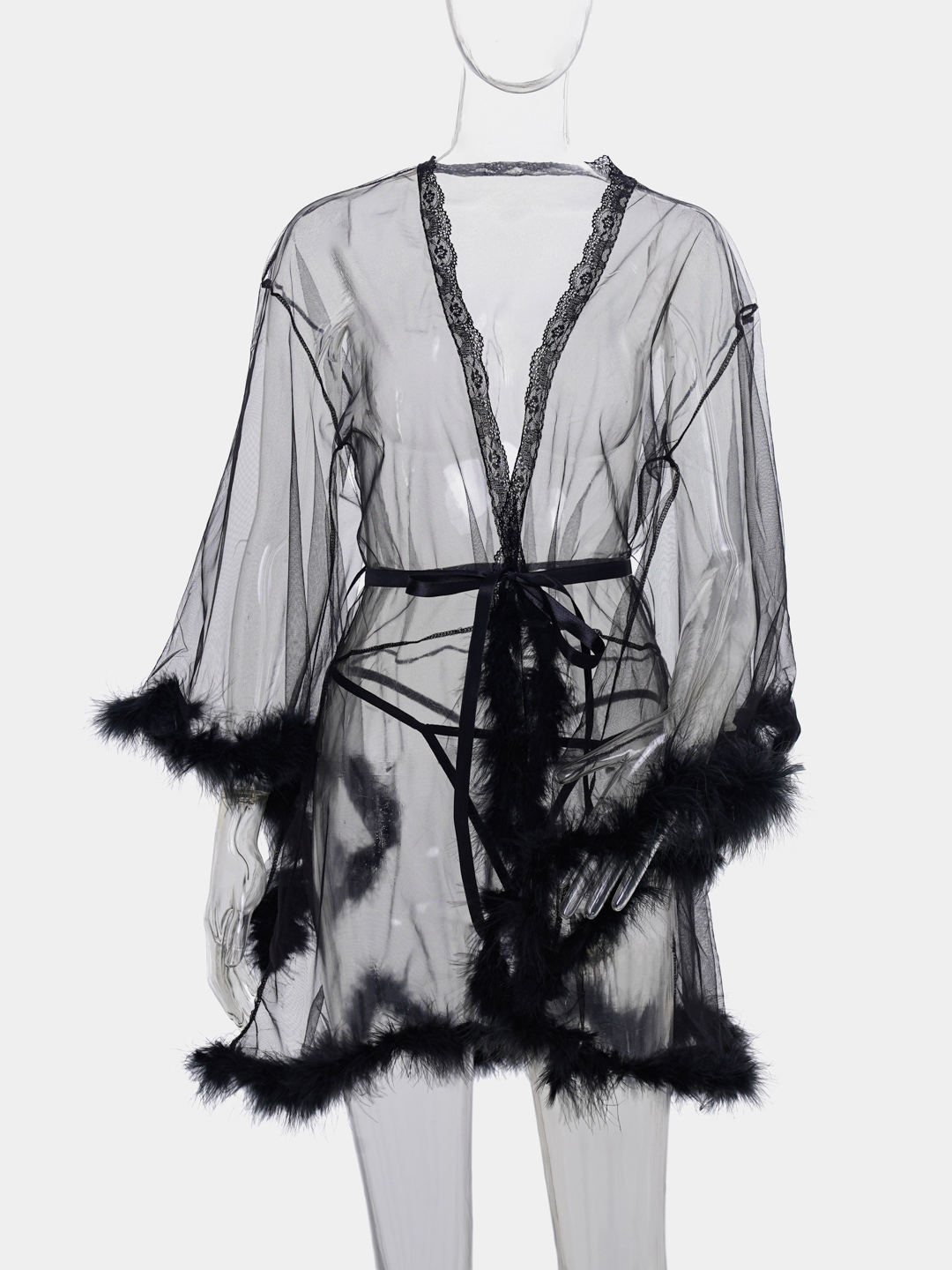 U tort oyoqqa turib, külotlarini korsatdi.