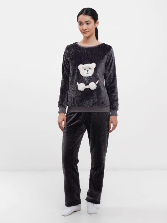 Ayollar uchun pijama, velyurli