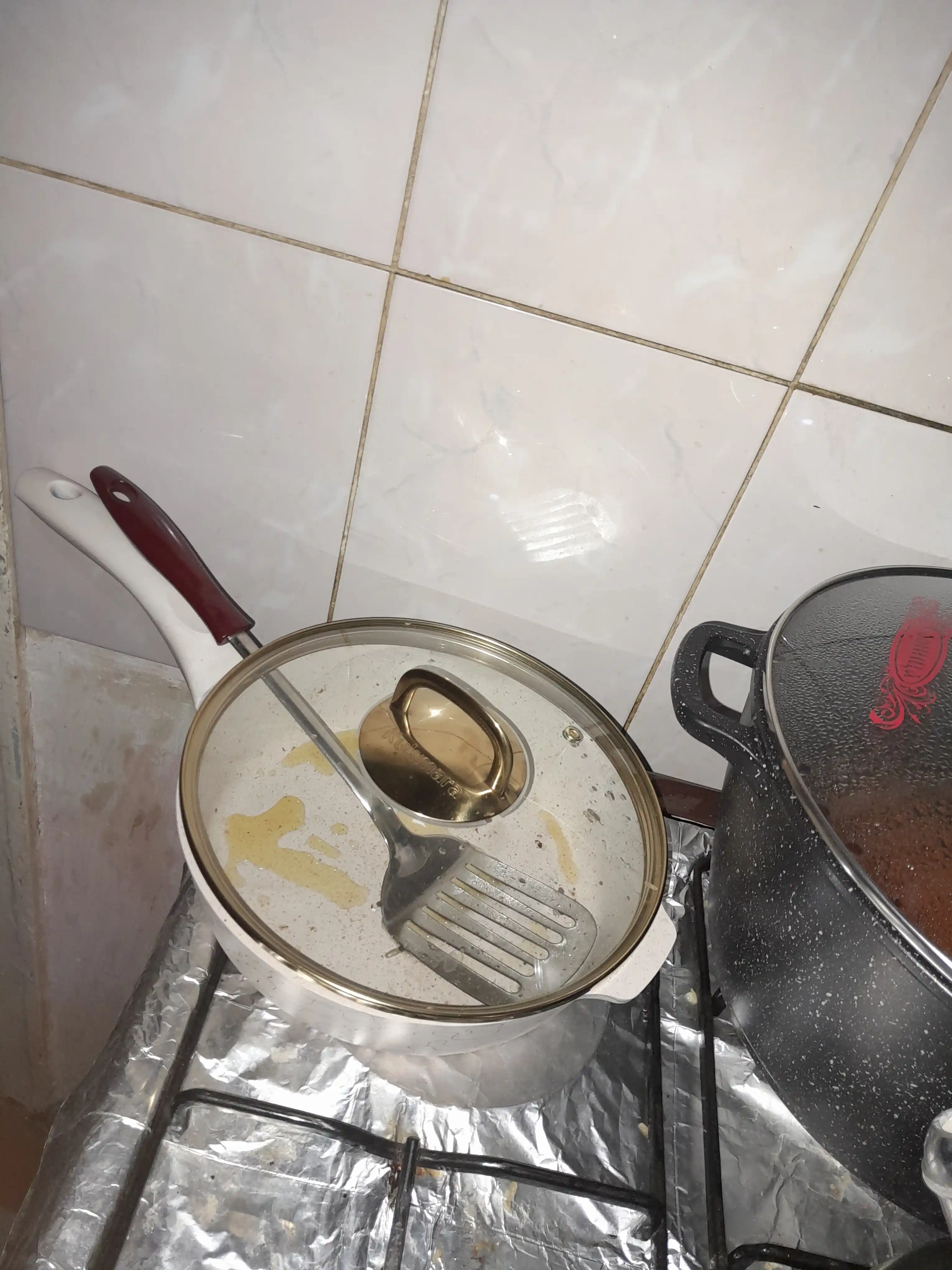 Tova Kukmara Gratsiya shisha qopqoq bilan, yopishmaydigan