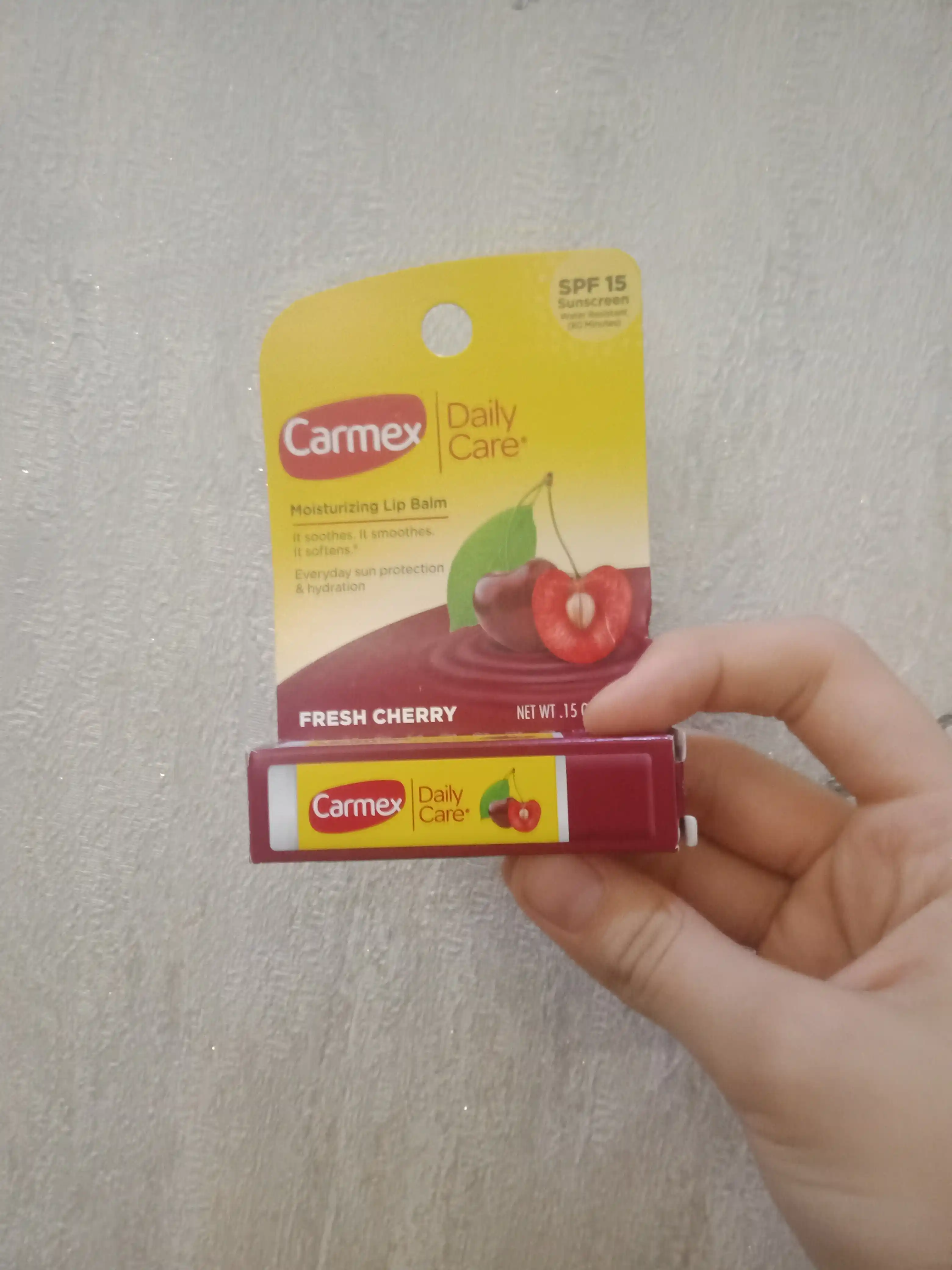 Lab uchun namlovchi balzam Carmex, yangi olcha, SPF 15, 4.25 g