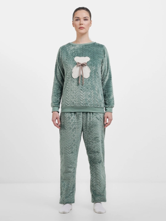 Ayollar uchun pijama, velyurli