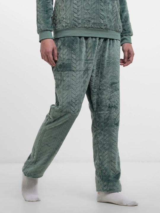 Ayollar uchun pijama, velyurli