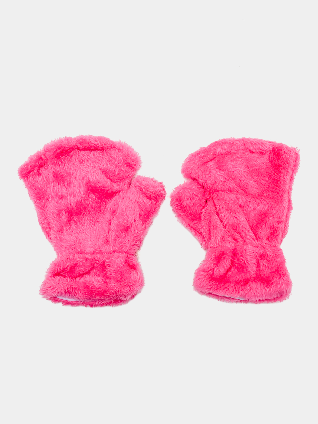 sigaretasini mushukchasiga ochiradi