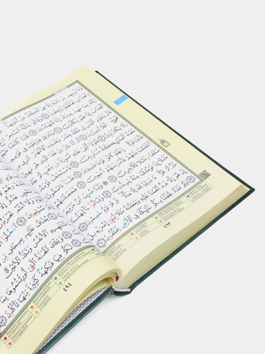 Namoz, kitob, to'shak, tasbeh, zam zam va mushkambar, sovg'a qutisida