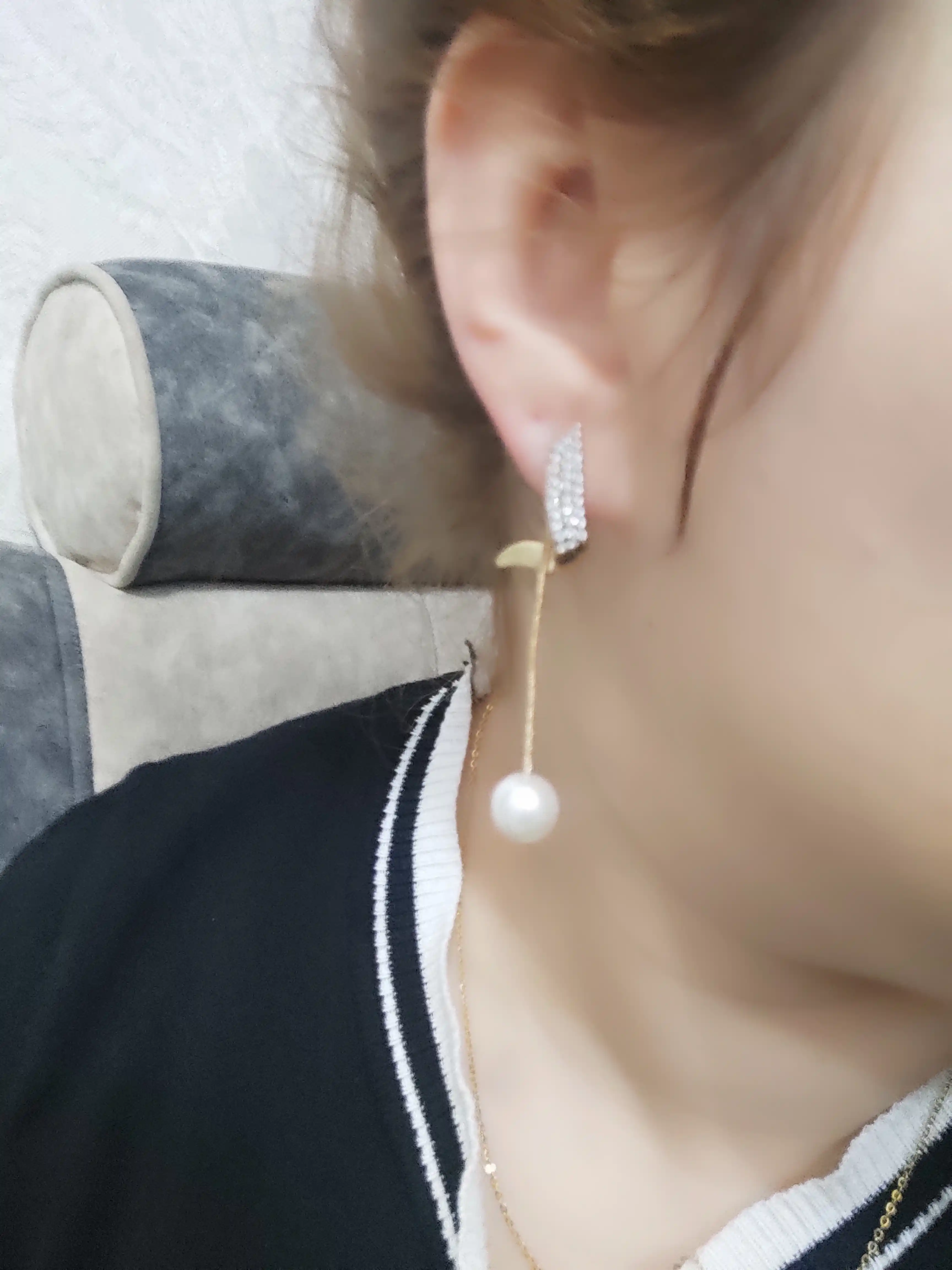 Gullar va kapalaklar bilan ayollar sirg'alari