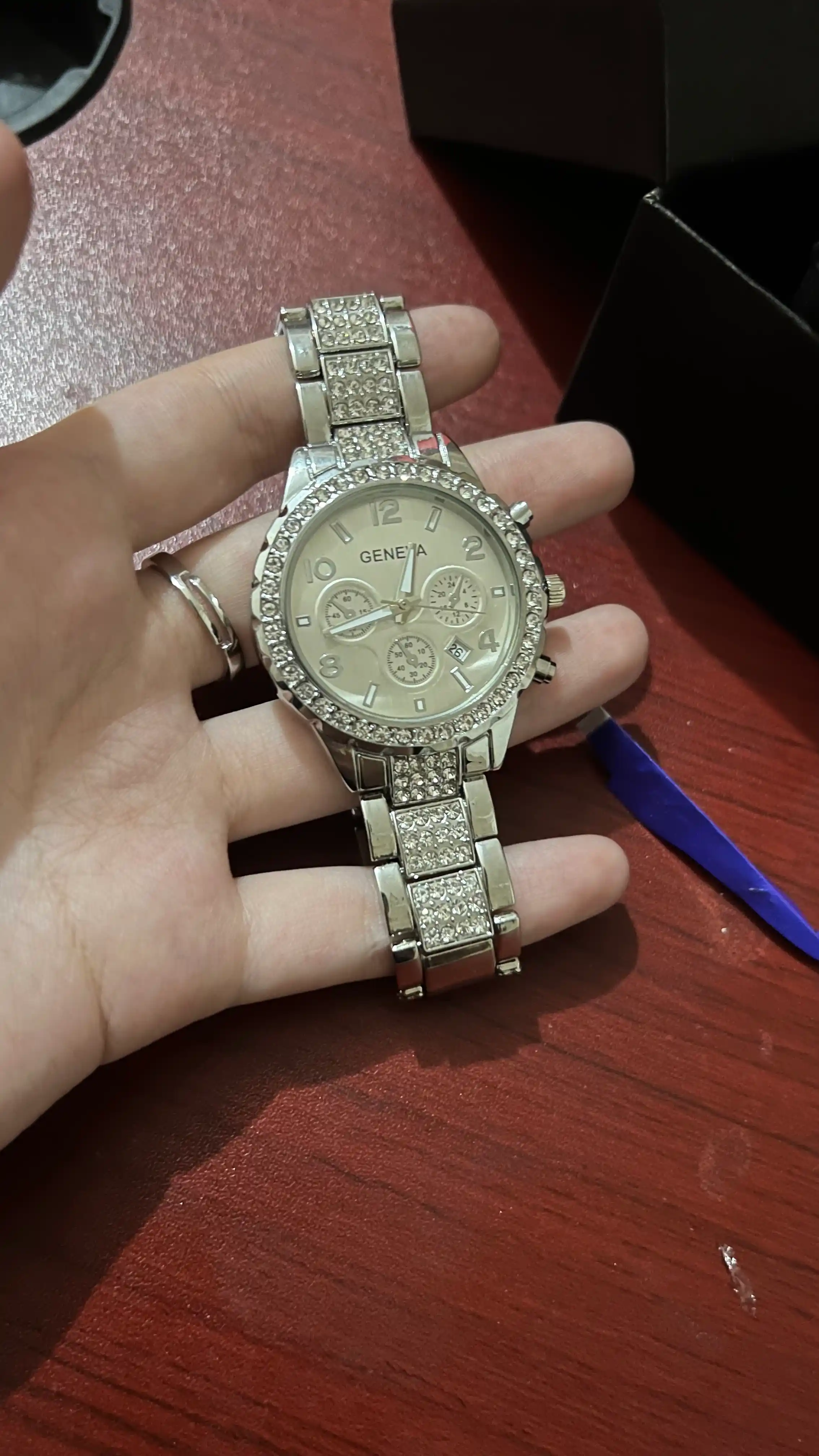 Metall tasmali, ayollar soati