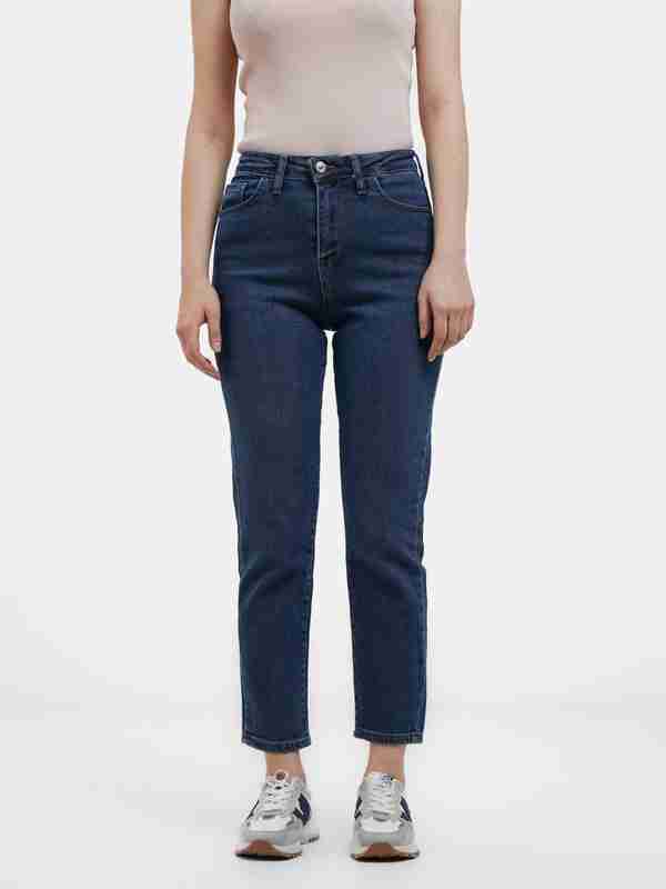 Er xotinini yalangoch holda suratga oladi