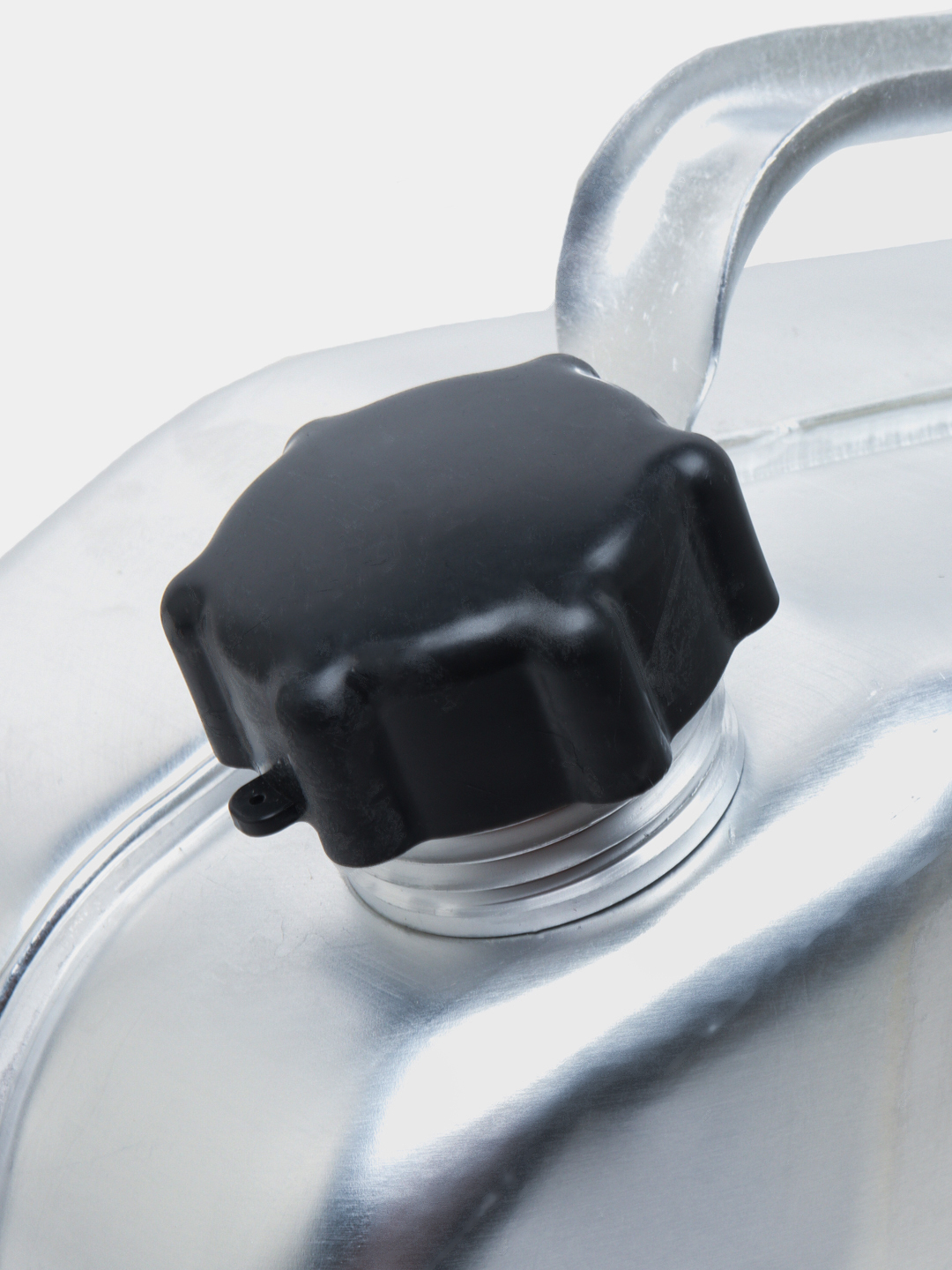 Ayollar suzish sandiqidagi yigitlar