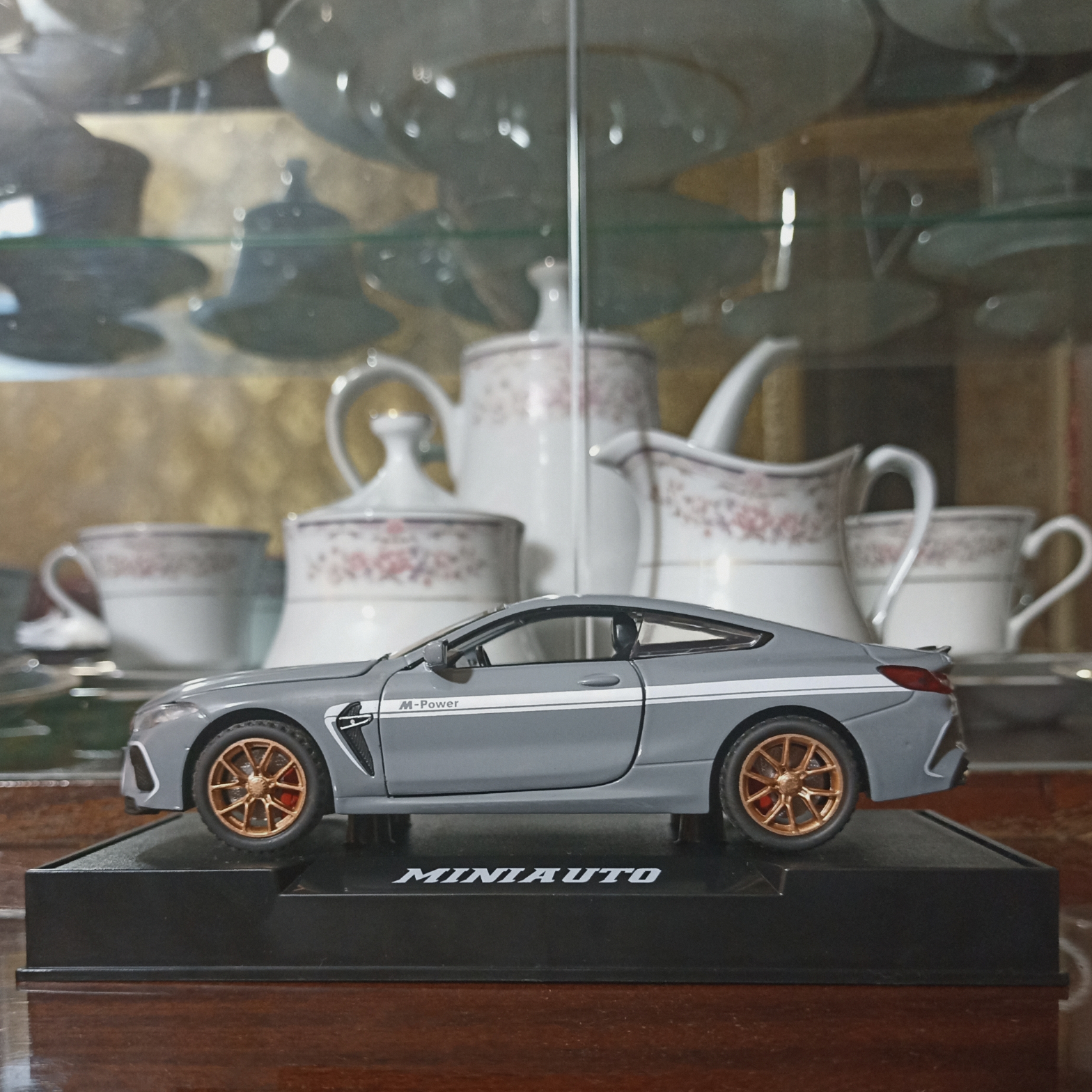 Metall mashina BMW M8 Thunder M, 1:32