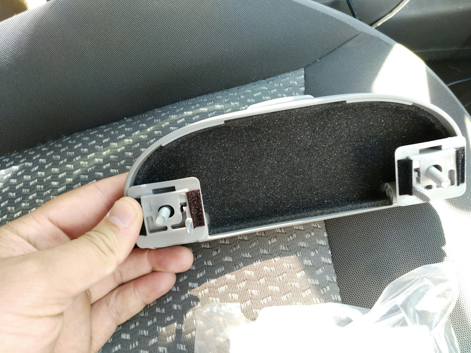 Фиксатор очечника ниссан. Защелка очечника. Защелка фиксатор mazda capella. Защелка очечника. Защёлки для очечника в ниссан.