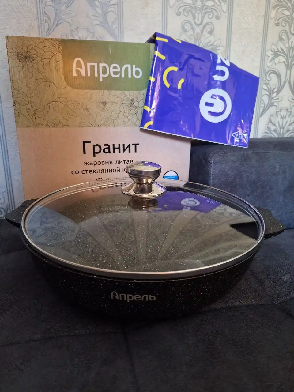 Tova Aprel, yopishmaydigan qoplama, qora