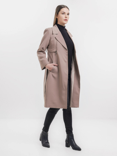 soch turmagi bilan yosh mushuk