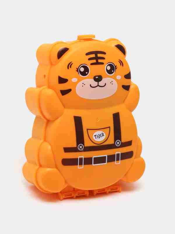 Ikki joja yigitning katta, tor xorozini silkitishdan zavqlanadi