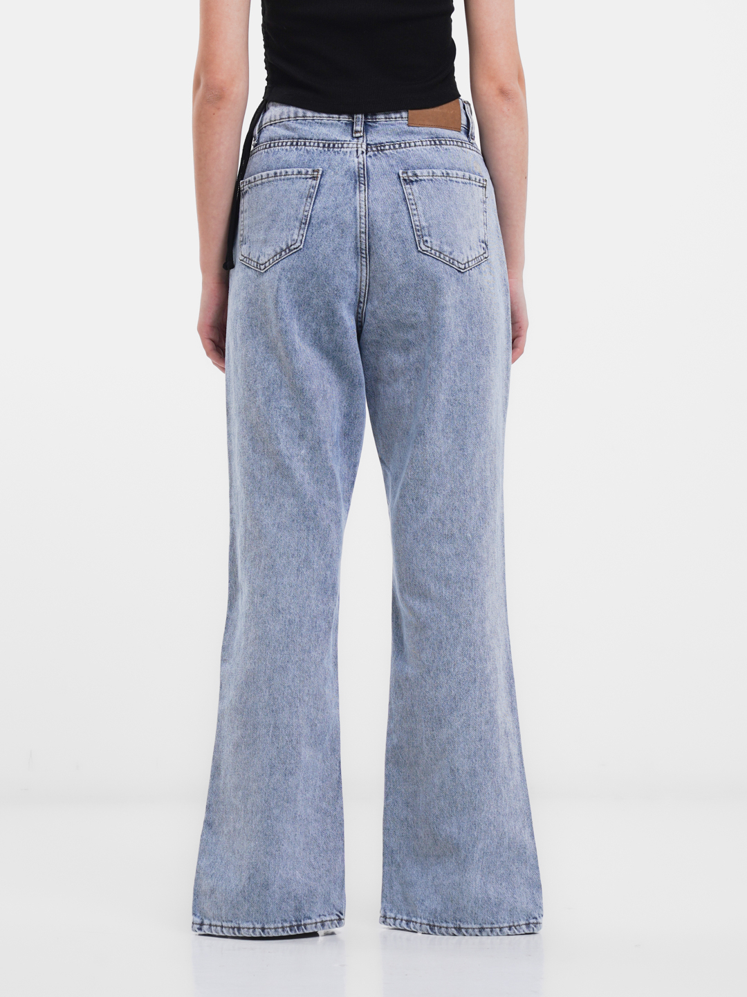 Qiz dugonasining anusini yalaydi (video)