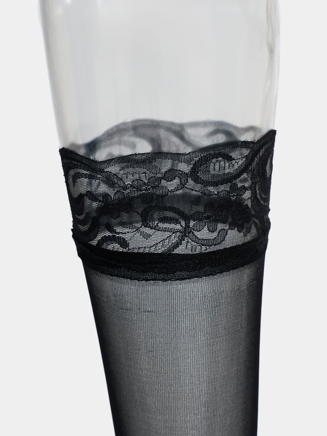 U kema kabinasida porno suratga oldi.