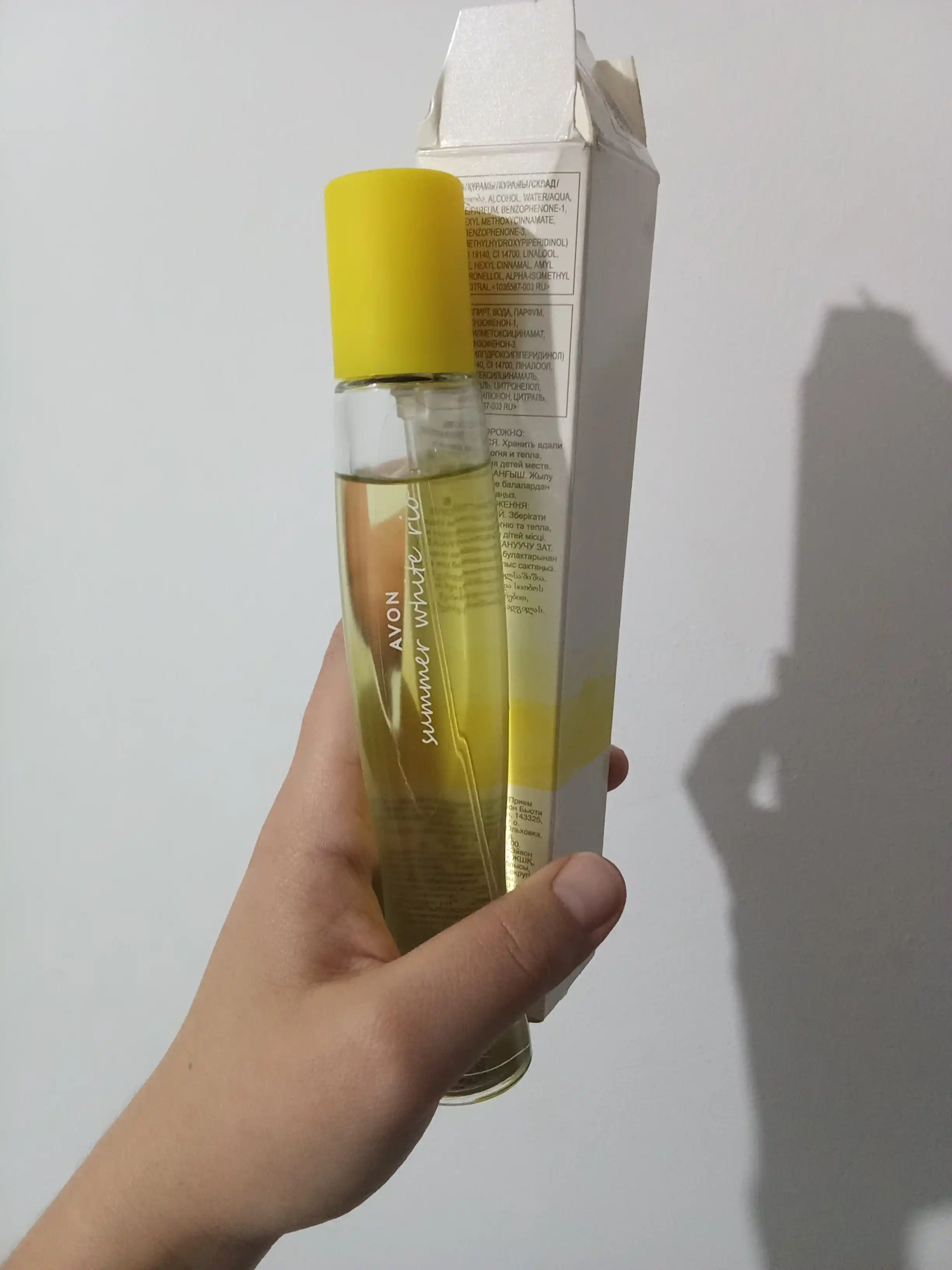 Xushoylangan suvi Avon Summer White Rio ayollar uchun, 50 ml