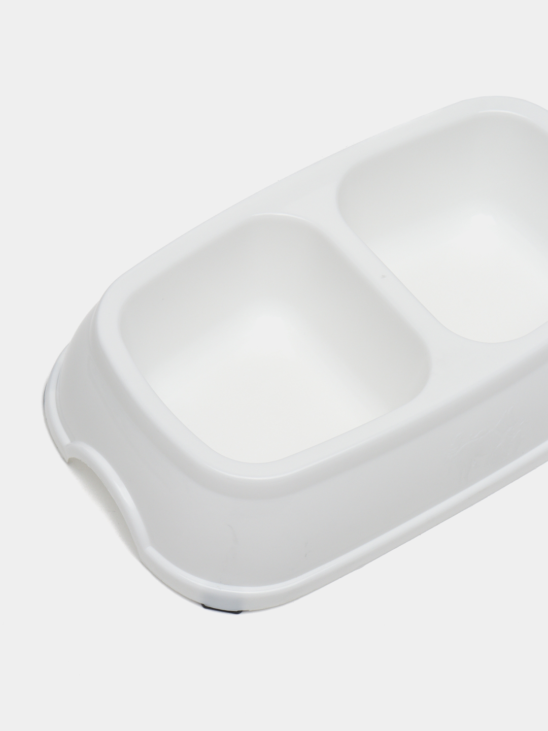 Bir yubka kiygan qiz minatka beradi