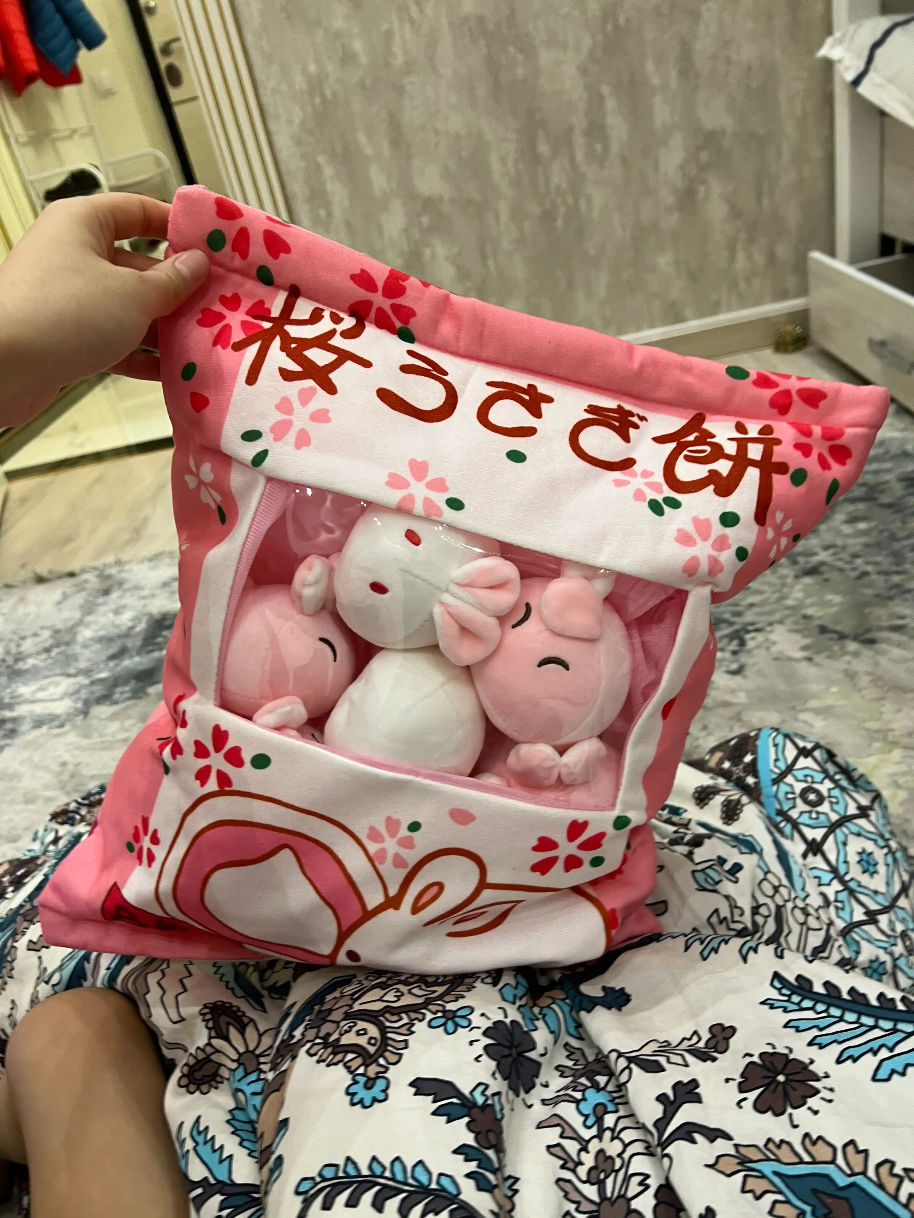 Мягкая игрушка подушка, с вынимаемыми мини-игрушками внутри