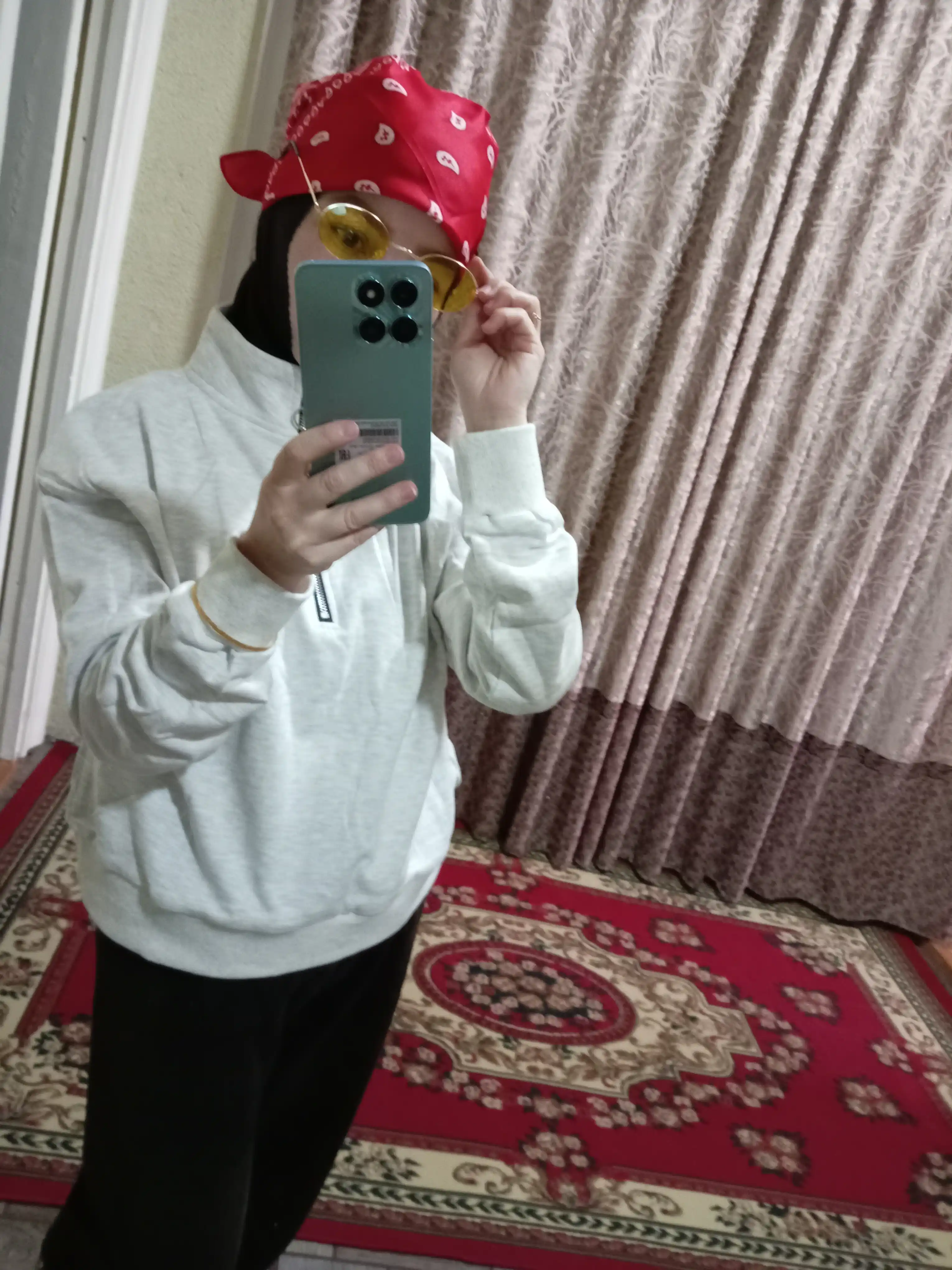 Quyoshdan saqlaydigan ko'zoynaklar ultrabinafsha himoyasi bilan