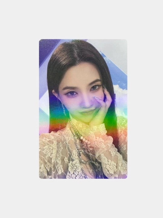 Yaltiroq fotokartalar G(IDLE) guruhi a'zosi Soyeon bilan - 