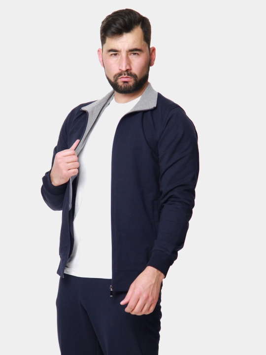 Erkaklar sport kostyumi