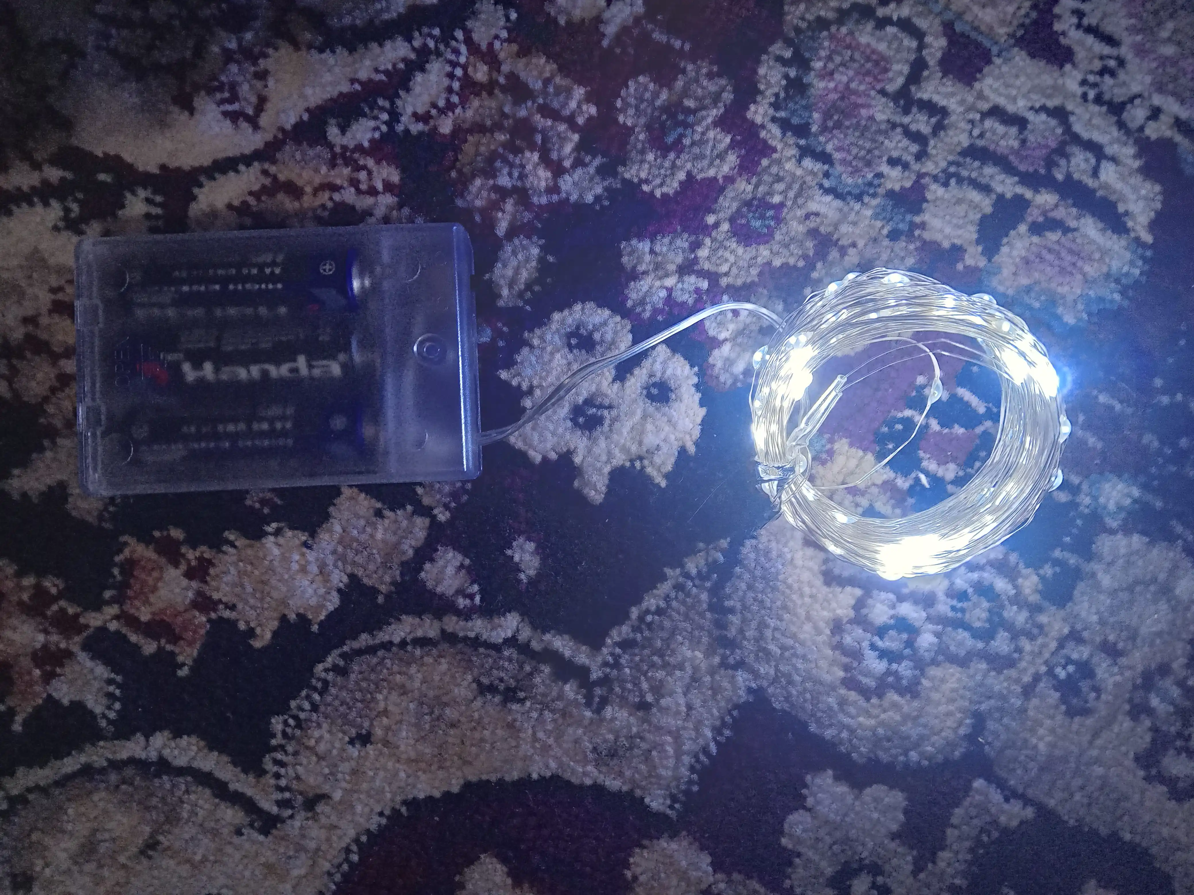 Rojdestvo daraxti gulchambari, batareyalar kiritilgan