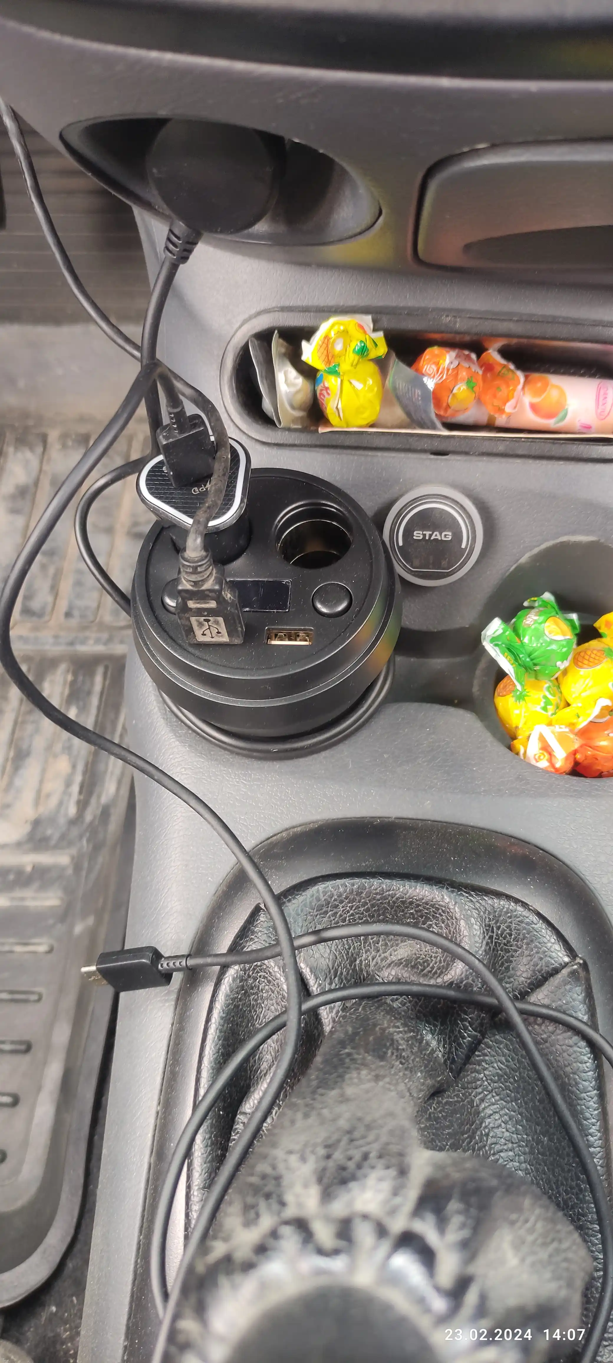 2 ta ulagichli avtomobil uchun adapter, 2 ta USB portli zaryadlovchi, stakan ushlagichda