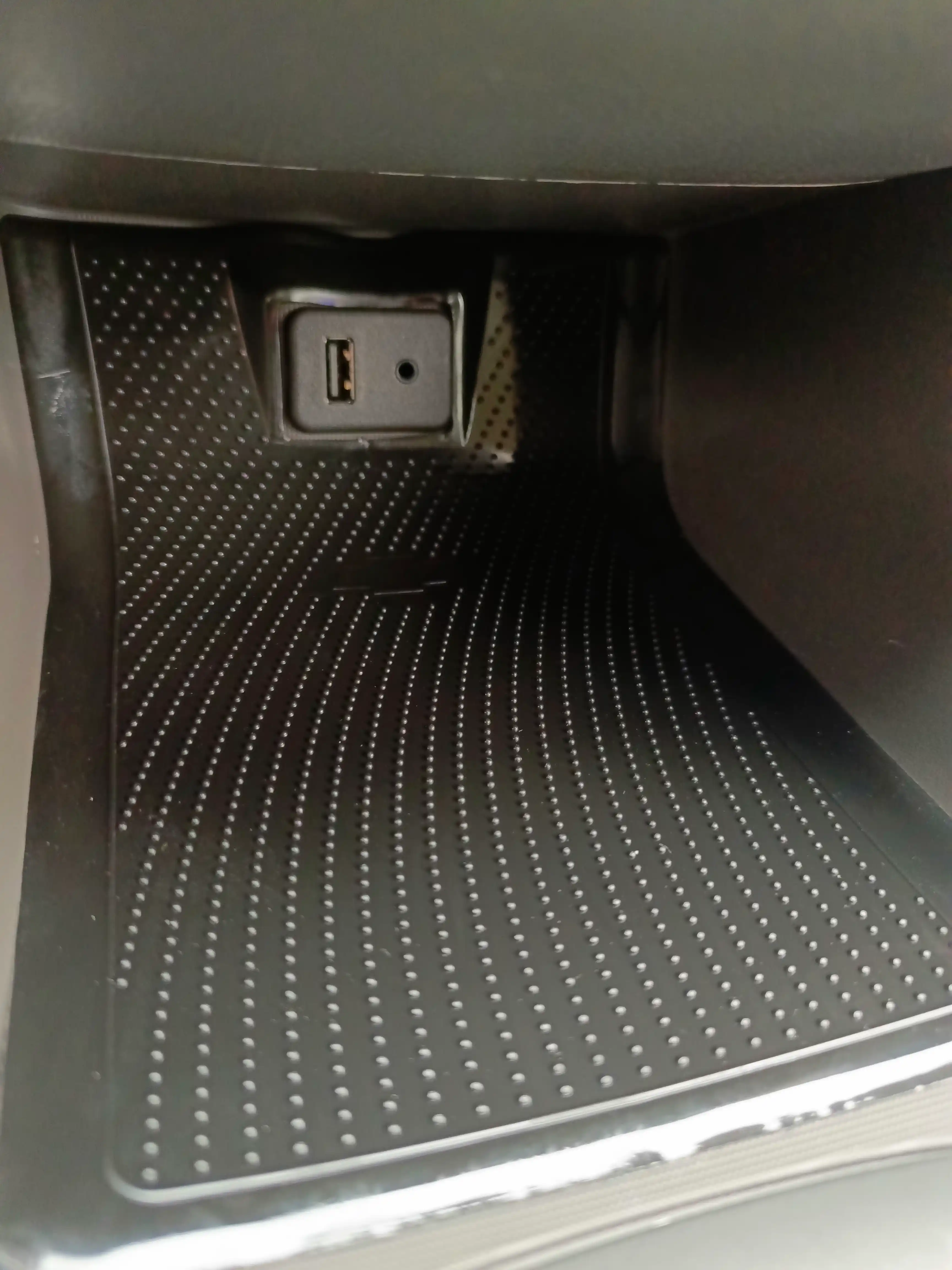 Torpedaga va konsolga rezinali gilamlar to'plami Сobalt, Spark, Damas, Gentra/Lacetti