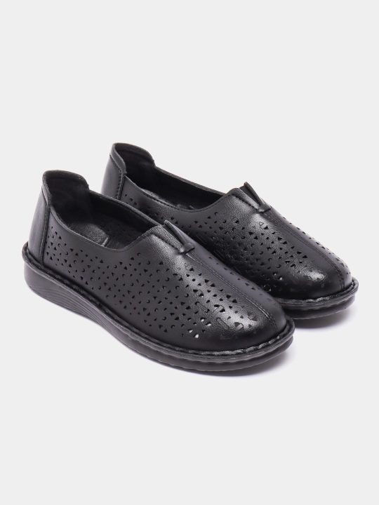 Teshiklari bilan qora slip-ons - 