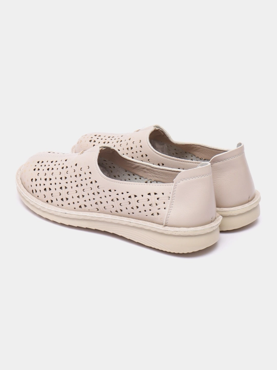 Teshiklar bilan bej rangli slip-ons