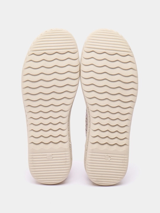 Teshiklar bilan bej rangli slip-ons