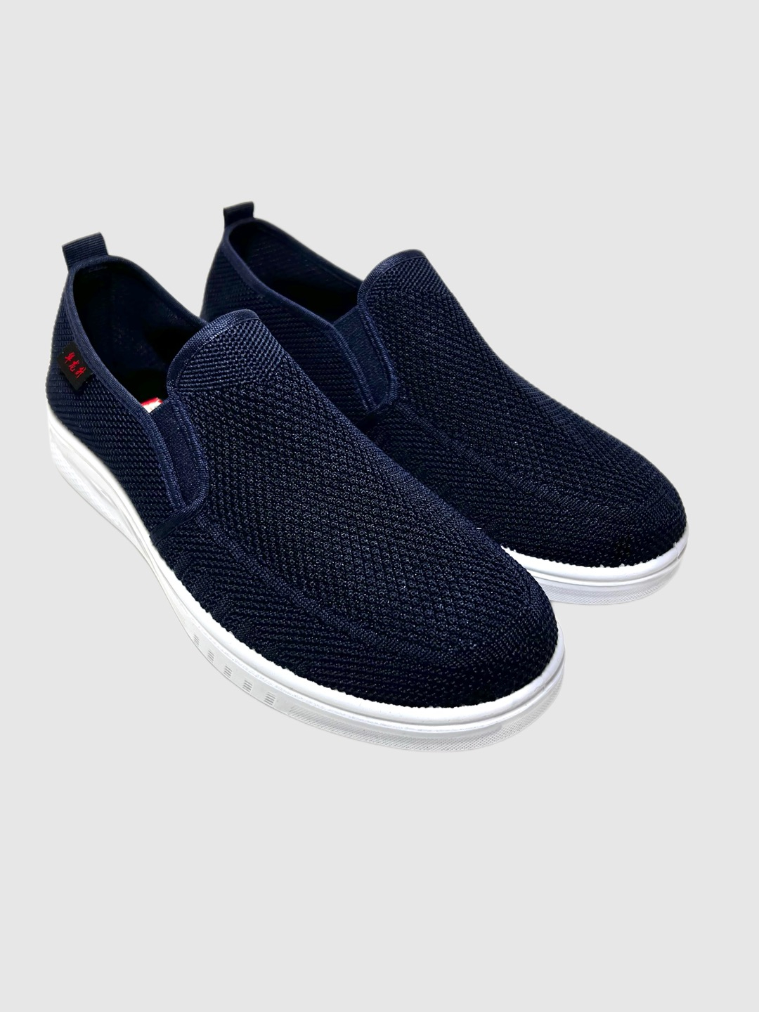 Ayollar oyoqlarini keng yoyishadi va erkaklar oz mushuklarini boqishadi Ayollar oyoqlarini keng yoyishadi va erkaklar oz mushuklarini boqishadi