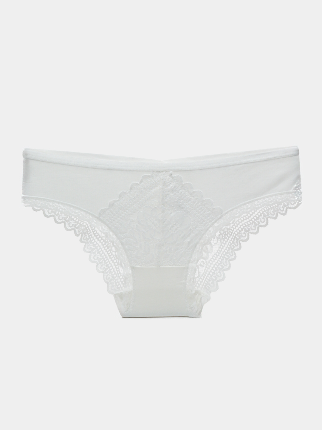 jinsiy olatni chiqib turgan suzish sandiqidagi yigitlar