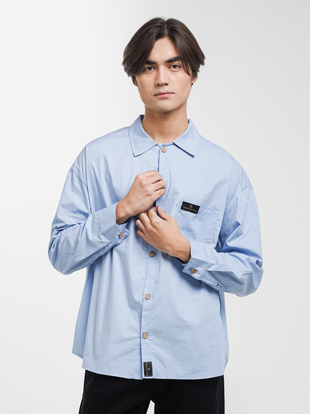 cuckold sikni soradi va uni mushukka kiritadi