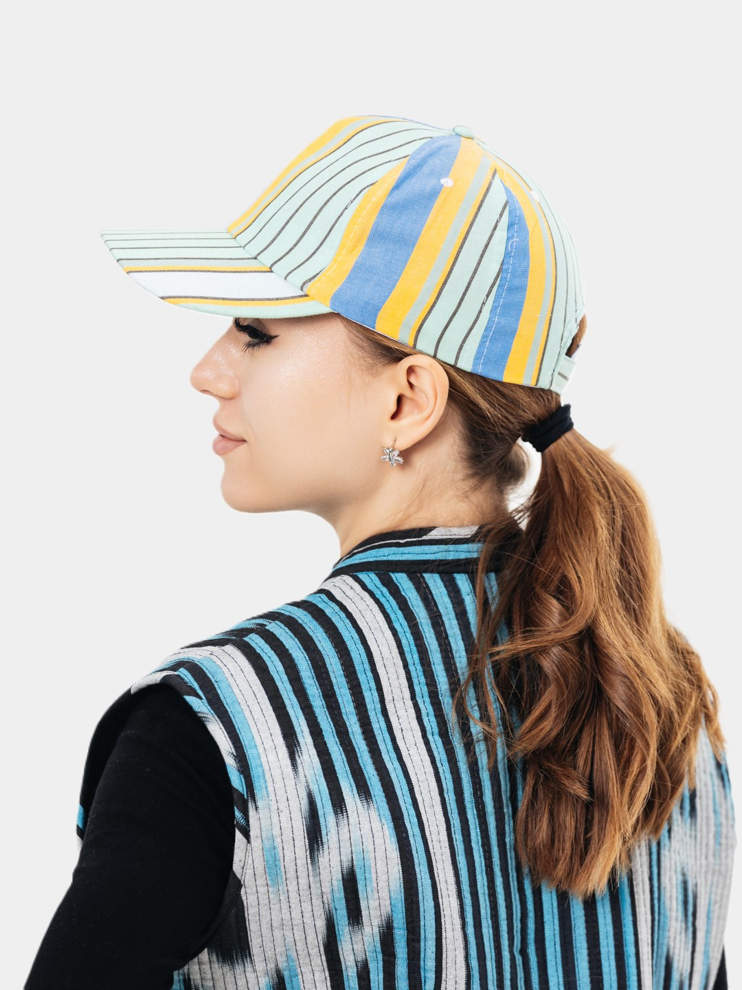 Kepka kiygan oriq yosh qizlarning fotosuratlari