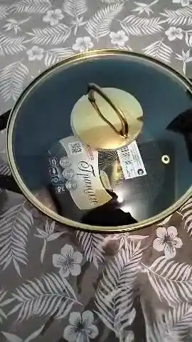Tova Kukmara "Gratsiya" tutqichli, shisha qopqoq bilan, qora va oltin