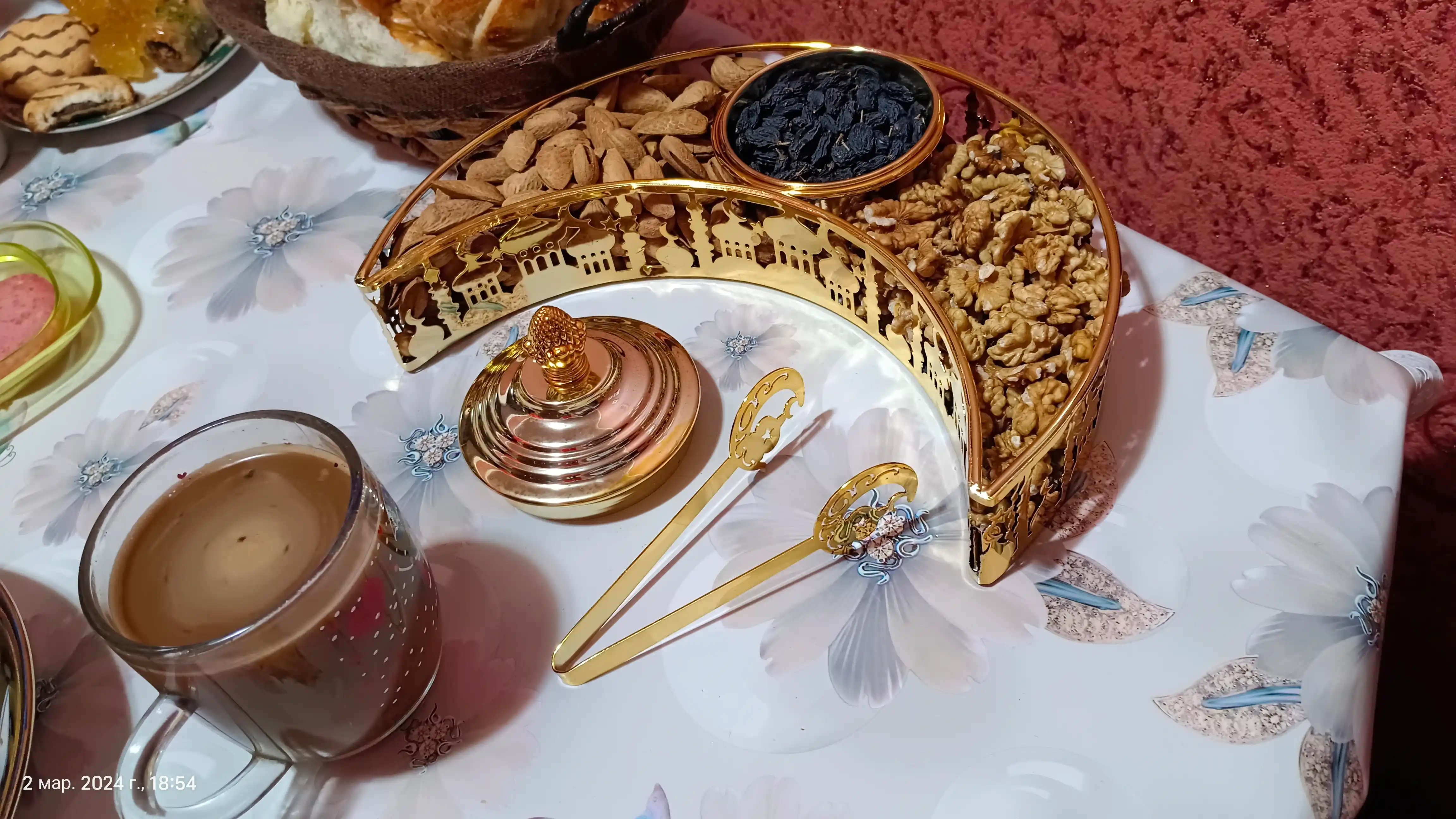 Muborak Ramazon bayrami uchun, oy va yulduz shaklida dekarativ idishlar,shirinliklar uchun