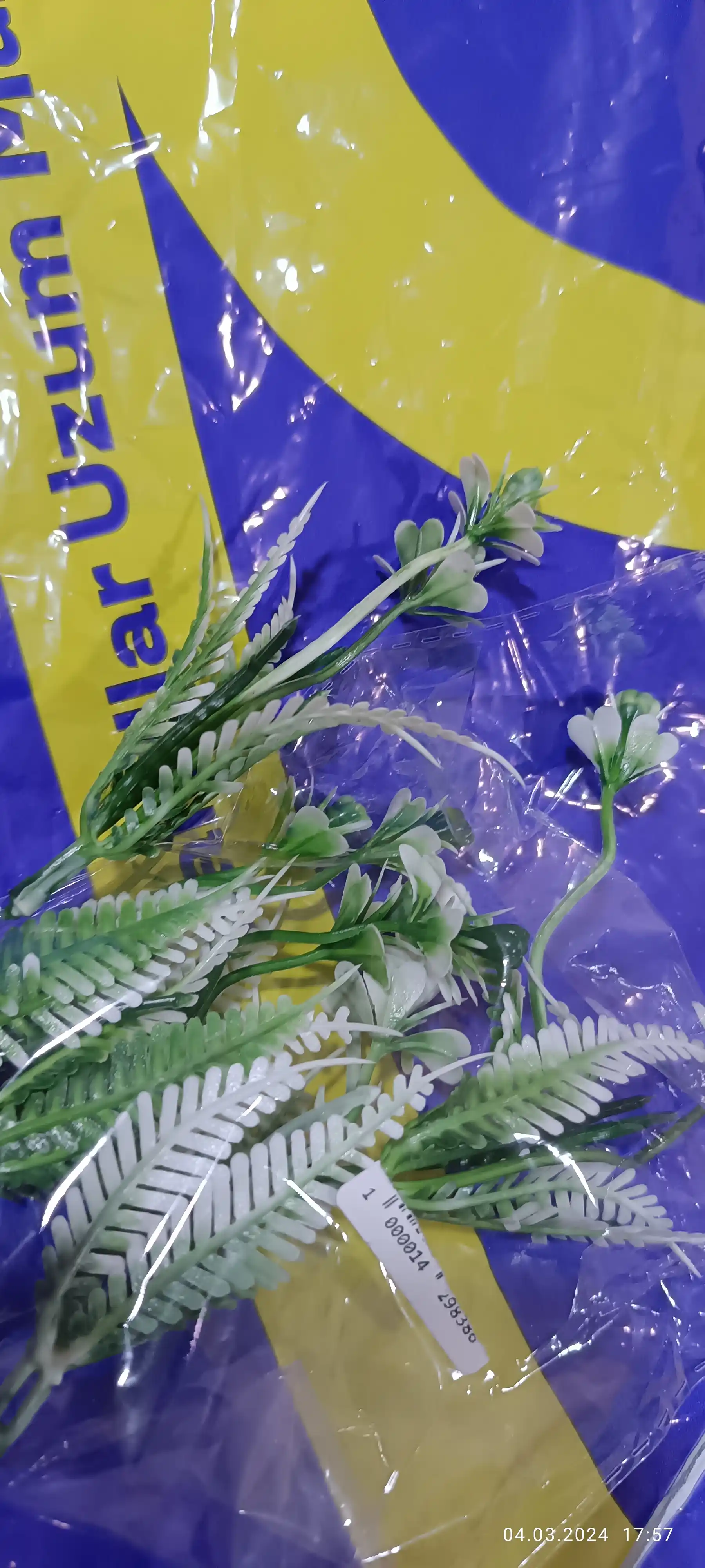 Sun'iy ko'katlar, gullar va archa shoxlari