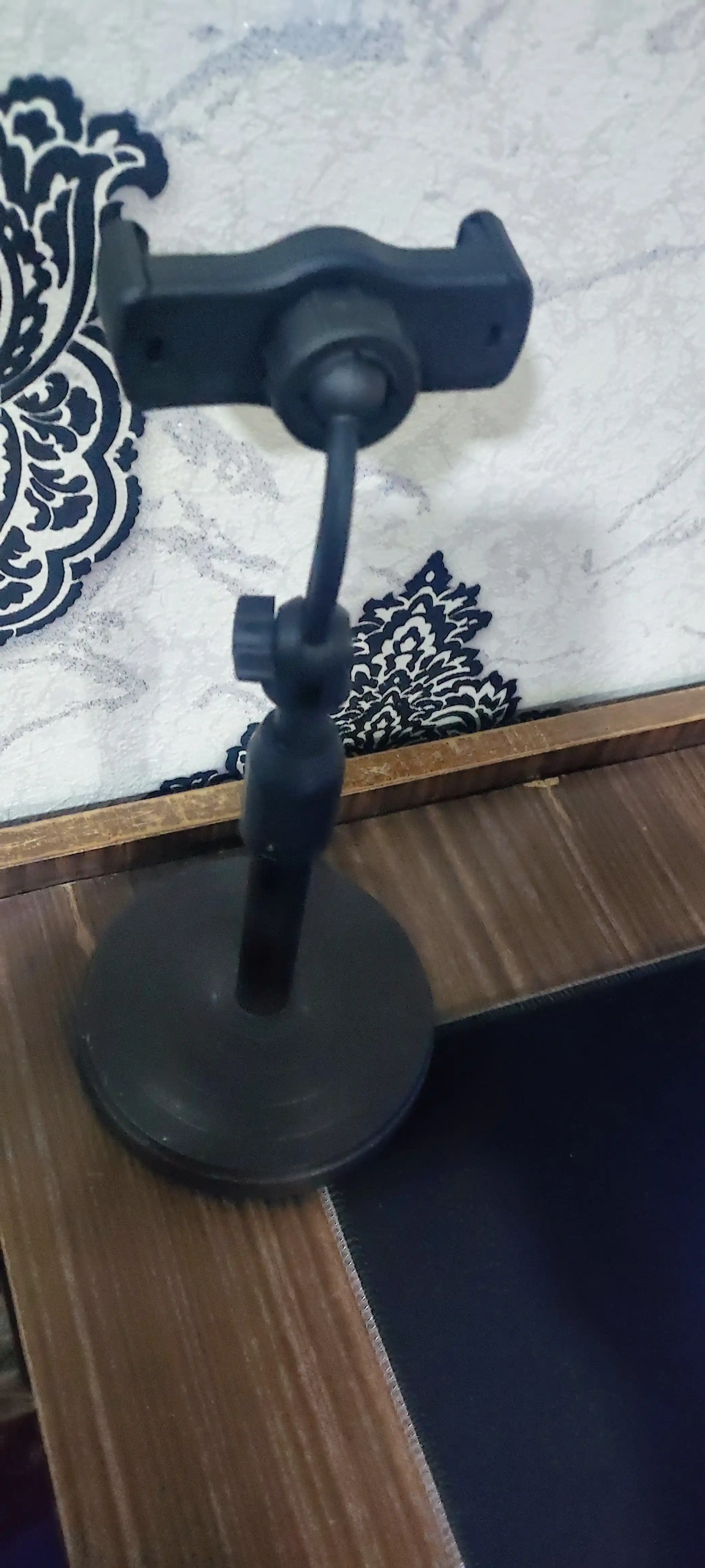 Stol usti telefon ushlagichi