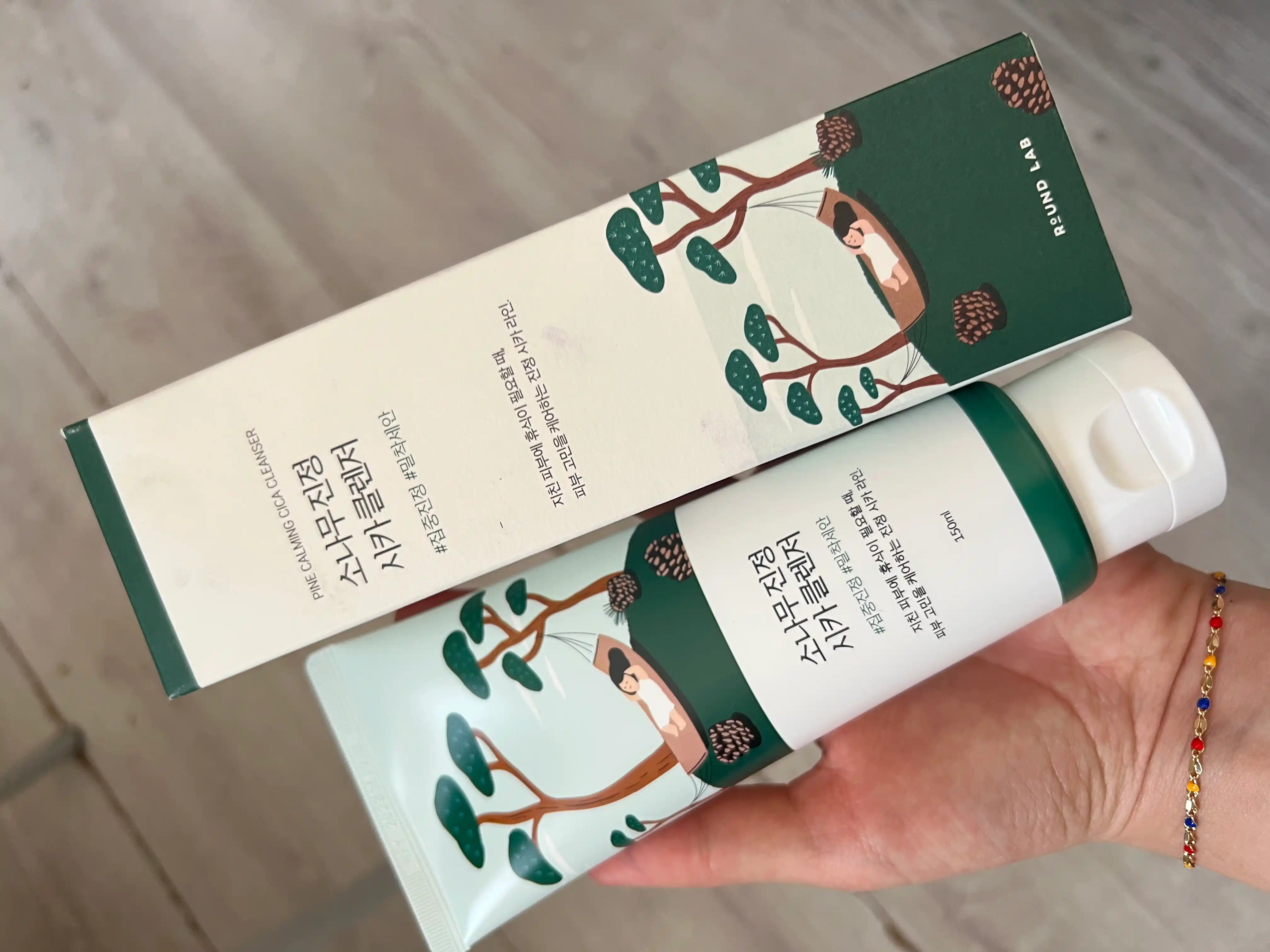 Мягкая пенка с кислотами для жирной и проблемной кожи "Round Lab Pine Calming Cica Cleanser"