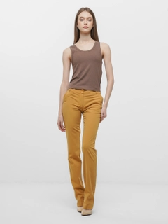 Коричневый